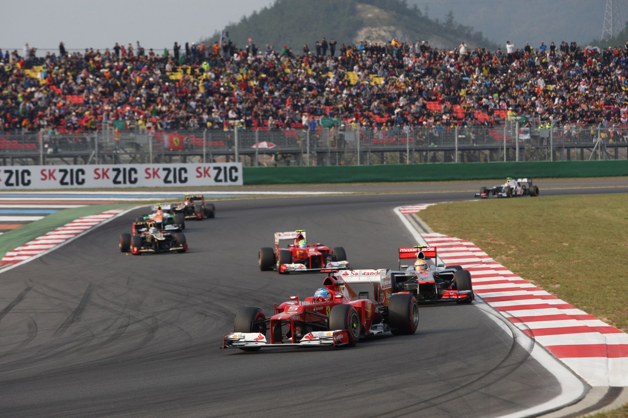 14.10.2012- Race, Fernando Alonso (ESP) Scuderia Ferrari F2012 leads Lewis Hamilton (GBR) McLaren Mercedes MP4-27 