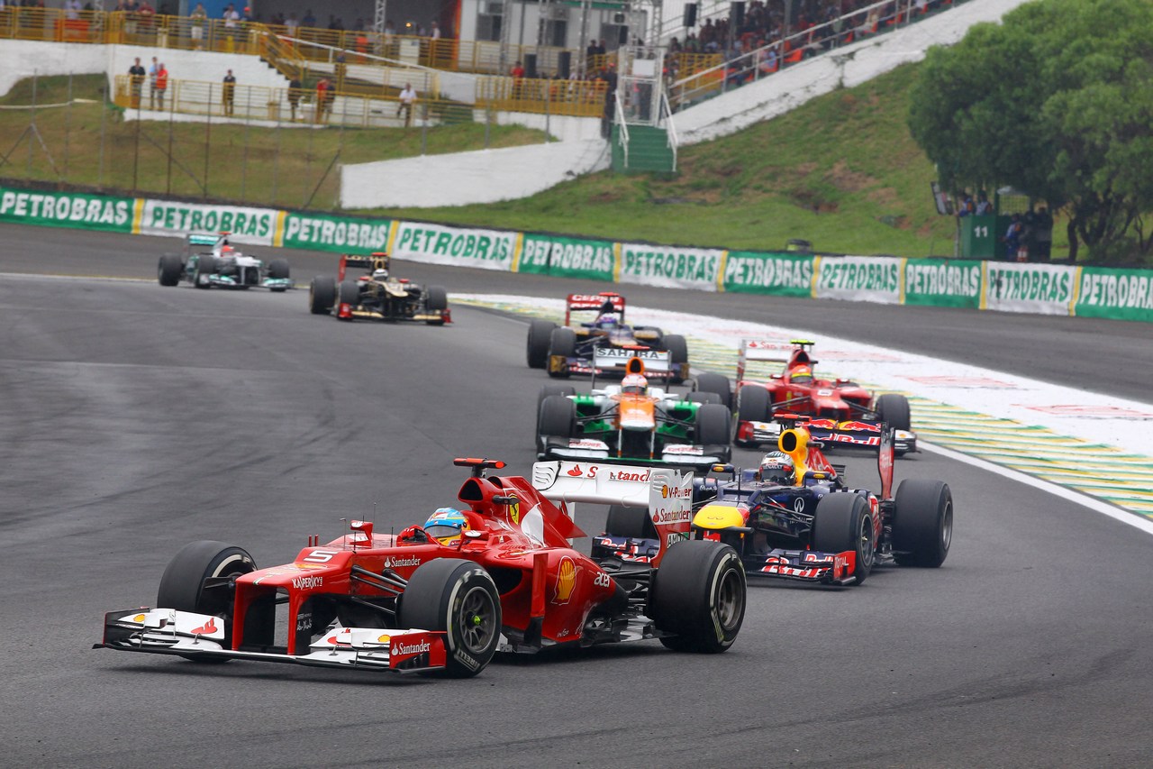 25.11.2012- Race, Fernando Alonso (ESP) Scuderia Ferrari F2012 leads Sebastian Vettel (GER) Red Bull Racing RB8 
