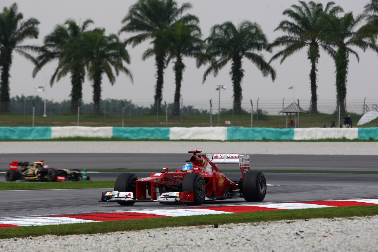 23.03.2012- Free Practice 1, Fernando Alonso (ESP) Scuderia Ferrari F2012 leads Kimi Raikkonen (FIN) Lotus F1 Team E20 