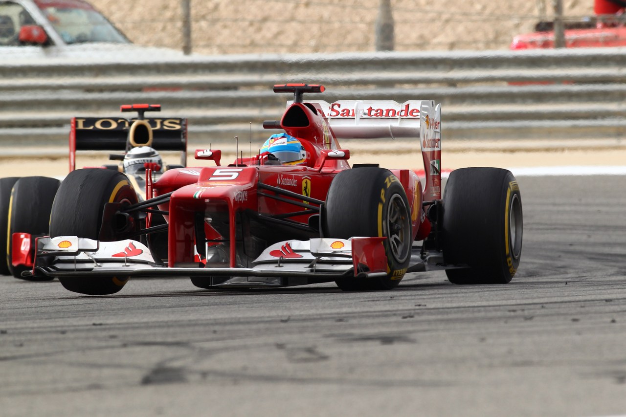 22.04.2012- Race, Fernando Alonso (ESP) Scuderia Ferrari F2012 leads Kimi Raikkonen (FIN) Lotus F1 Team E20 
