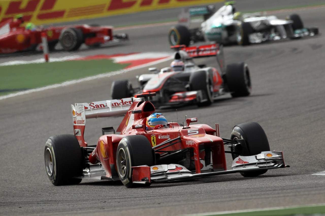 22.04.2012- Race, Fernando Alonso (ESP) Scuderia Ferrari F2012 leads Jenson Button (GBR) McLaren Mercedes MP4-27 