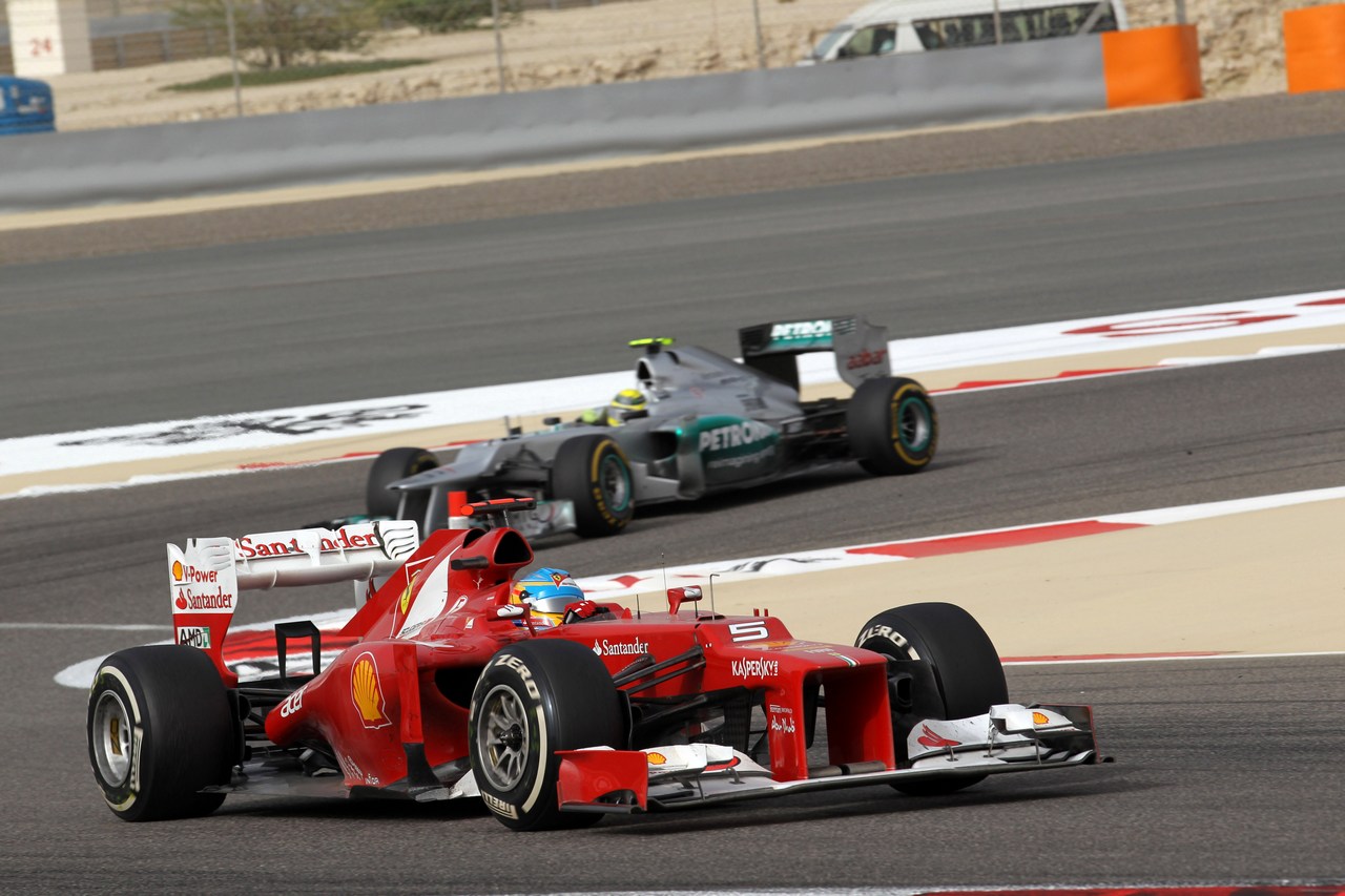 22.04.2012- Race, Fernando Alonso (ESP) Scuderia Ferrari F2012 leads Nico Rosberg (GER) Mercedes AMG F1 W03 