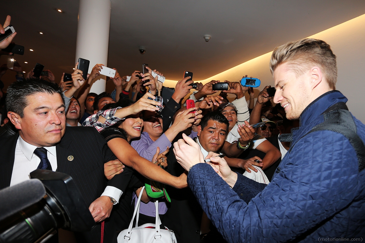Nico Hulkenberg (GER) Sahara Force India F1 signs autographs for the fans.
21.01.2015.