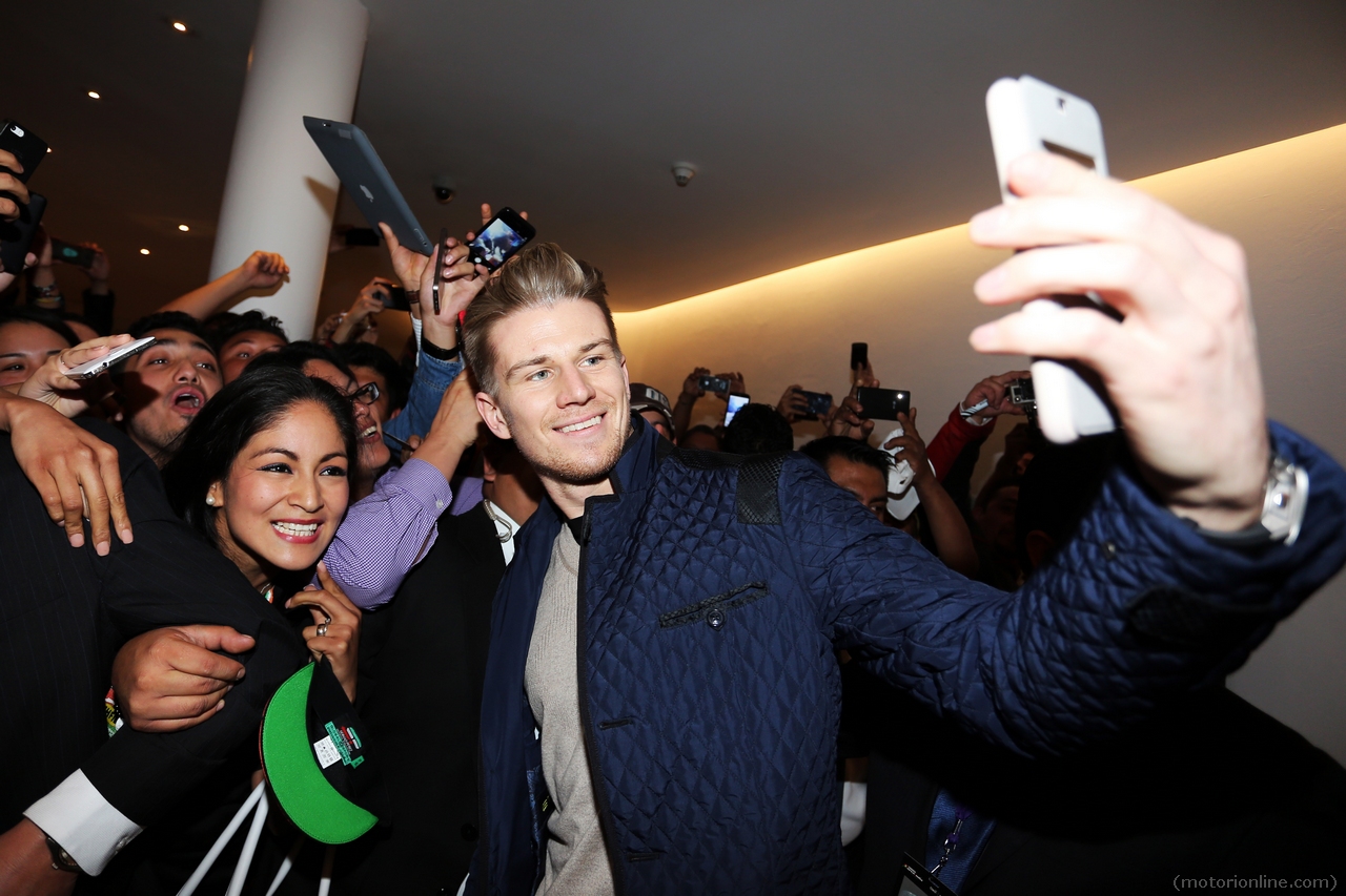 Nico Hulkenberg (GER) Sahara Force India F1 with fans.
21.01.2015.