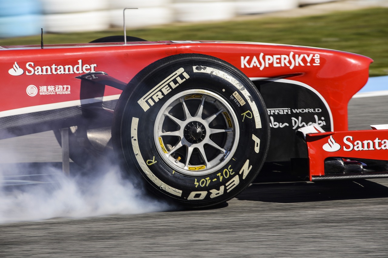 Felipe Massa (BRA) Ferrari F138 locks up under braking.
06.02.2013. 
