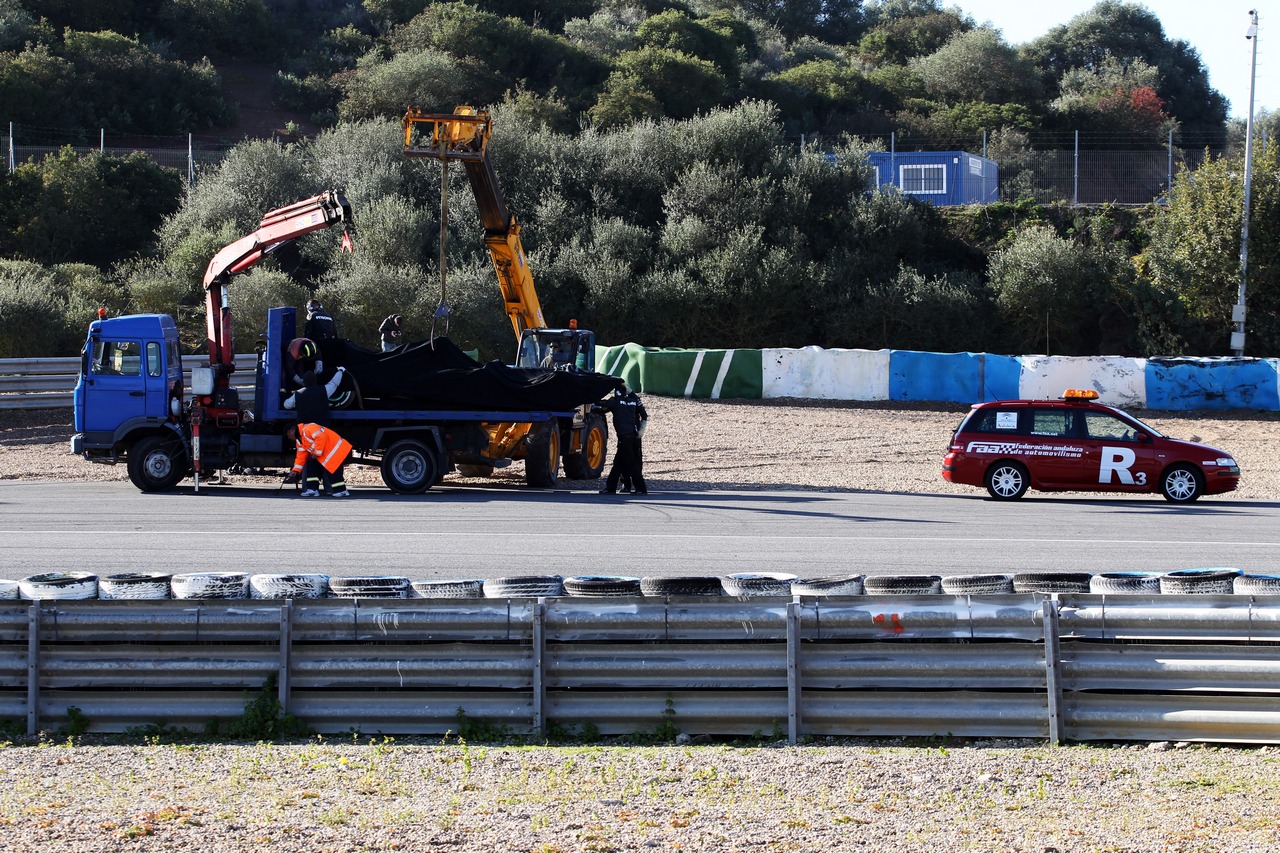 The Mercedes AMG F1 W04 is of Lewis Hamilton (GBR) Mercedes AMG F1 recovered back to the pits on the back of a truck.
06.02.2013. 