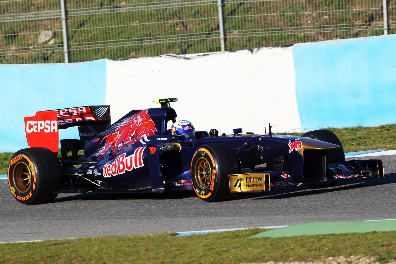 Daniel Ricciardo (AUS) Scuderia Toro Rosso STR8.
