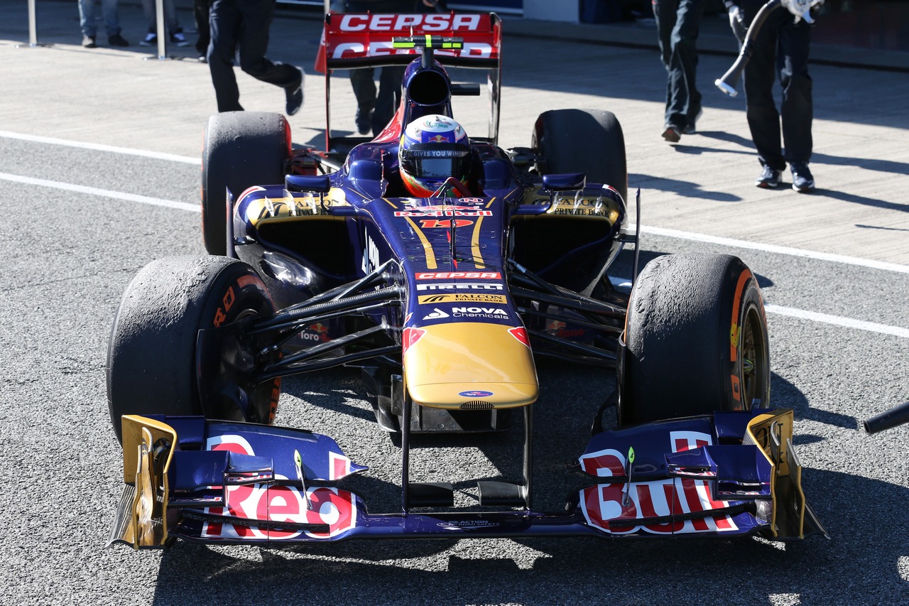 Daniel Ricciardo (AUS) Scuderia Toro Rosso STR8.
