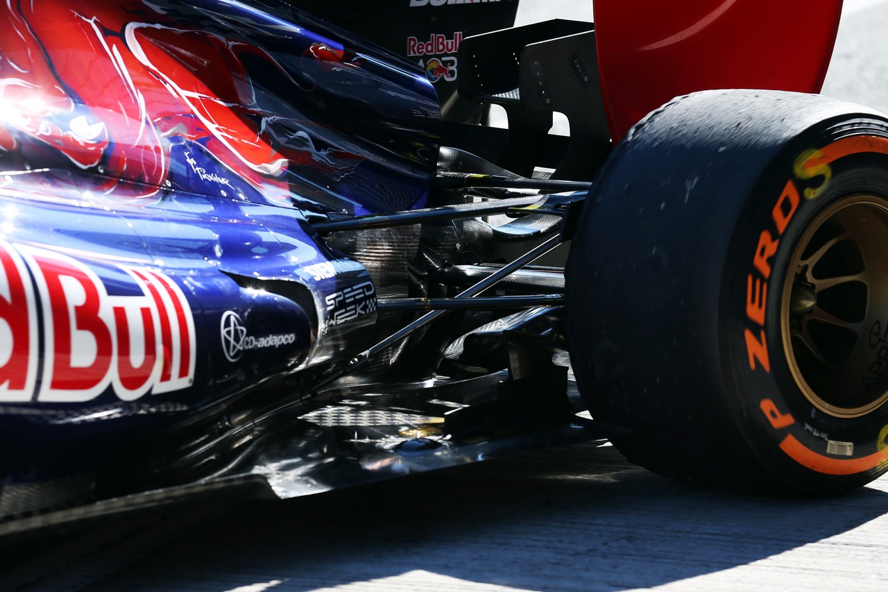Daniel Ricciardo (AUS) Scuderia Toro Rosso STR8 rear suspension.
