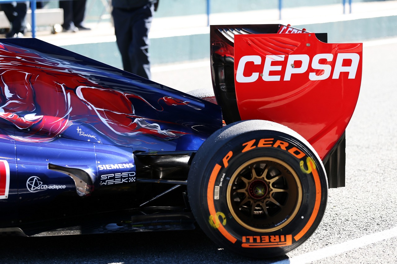 Daniel Ricciardo (AUS) Scuderia Toro Rosso STR8 rear suspension.
