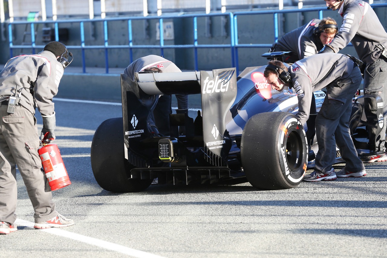 Nico Hulkenberg (GER) Sauber C32 in the pits.
