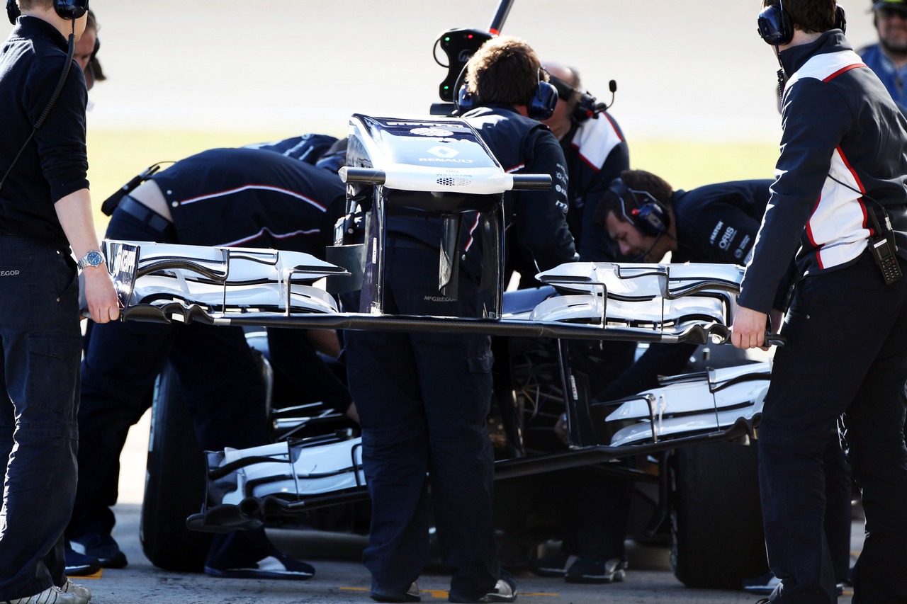 Pastor Maldonado (VEN) Williams F1 Team FW34 (VEN) changes his front wing.
