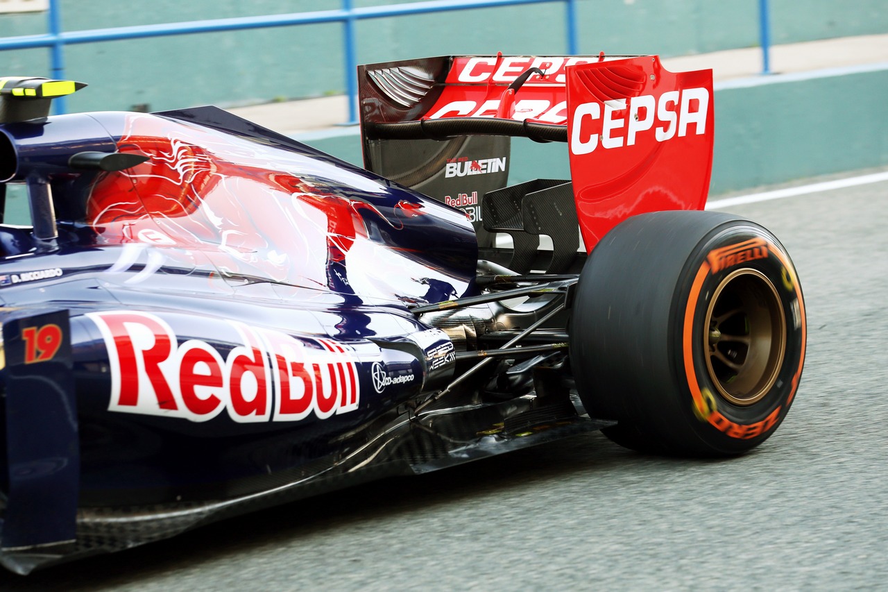 Daniel Ricciardo (AUS) Scuderia Toro Rosso STR8 rear suspension.
