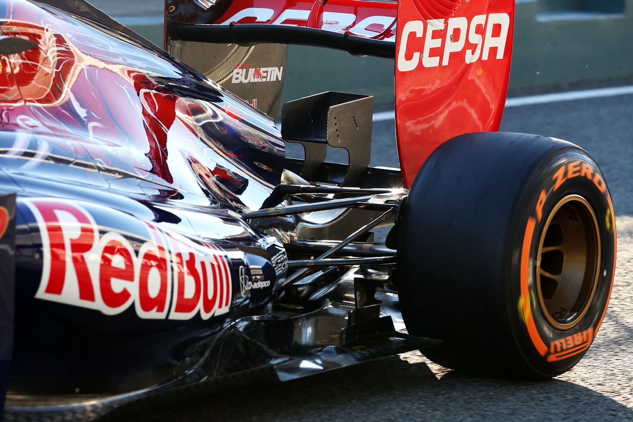 Daniel Ricciardo (AUS) Scuderia Toro Rosso STR8 rear suspension detail.
