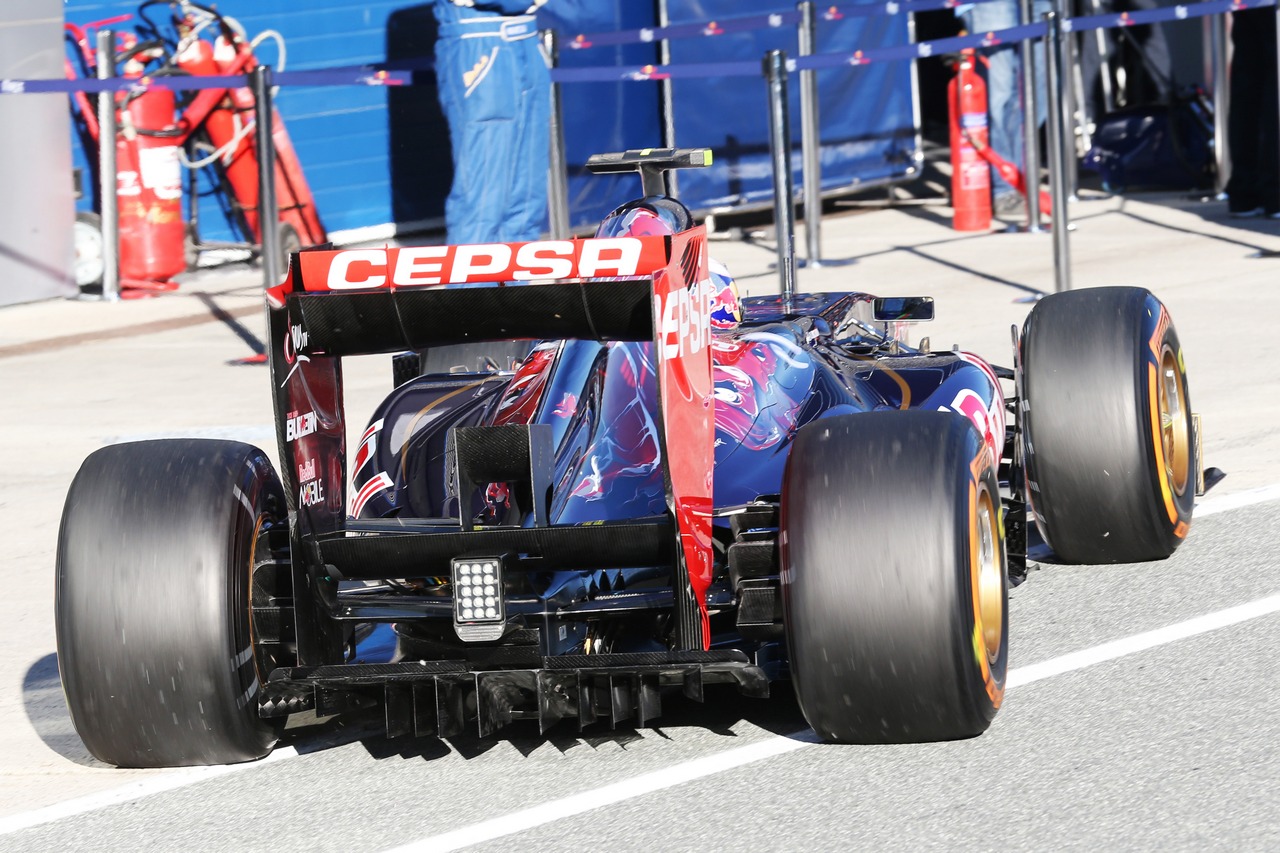 Daniel Ricciardo (AUS) Scuderia Toro Rosso STR8 rear diffuser.
