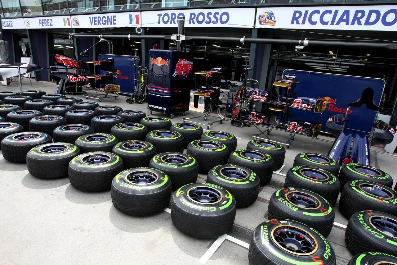 Pirelli tires, Scuderia Toro Rosso, Pitlane atmosphere 