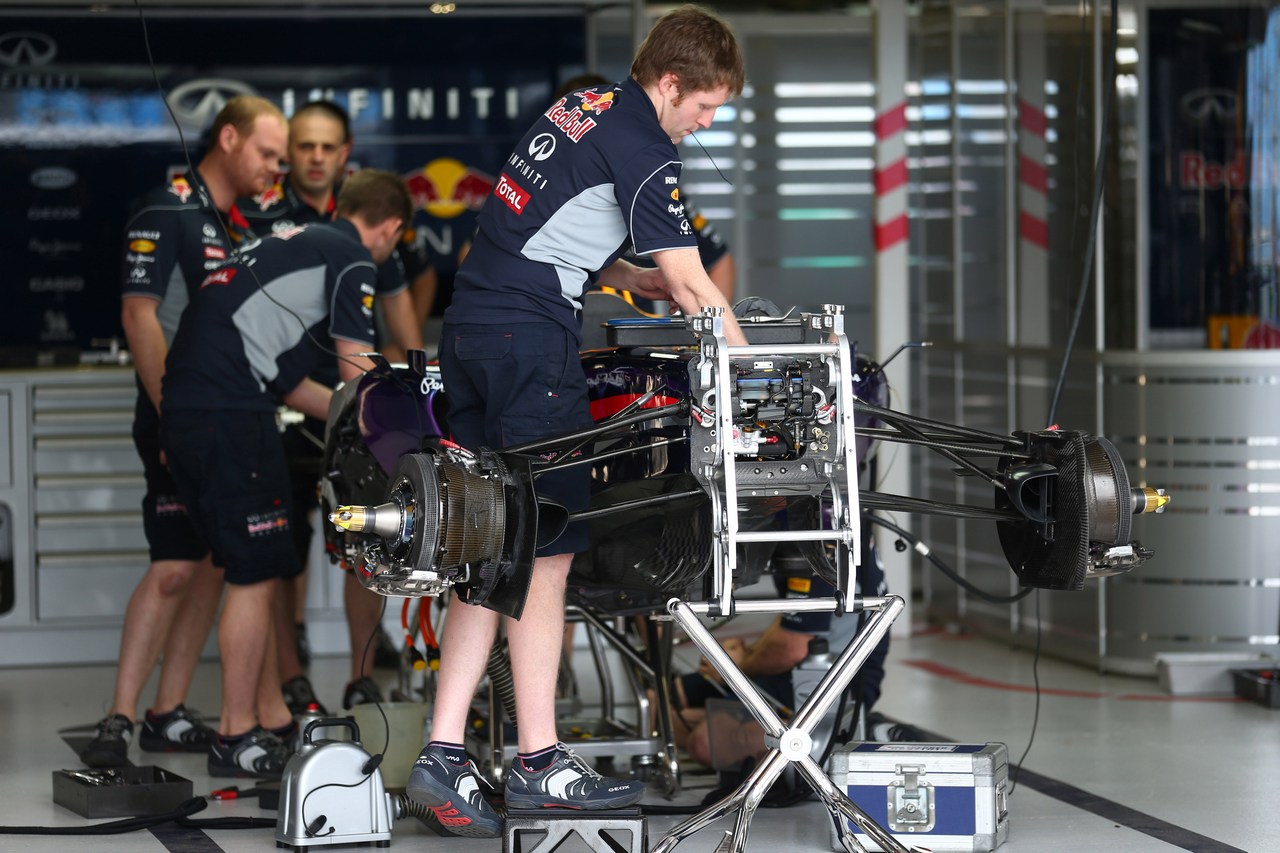 14.03.2013- Mechanics Red Bull Team work on the car
