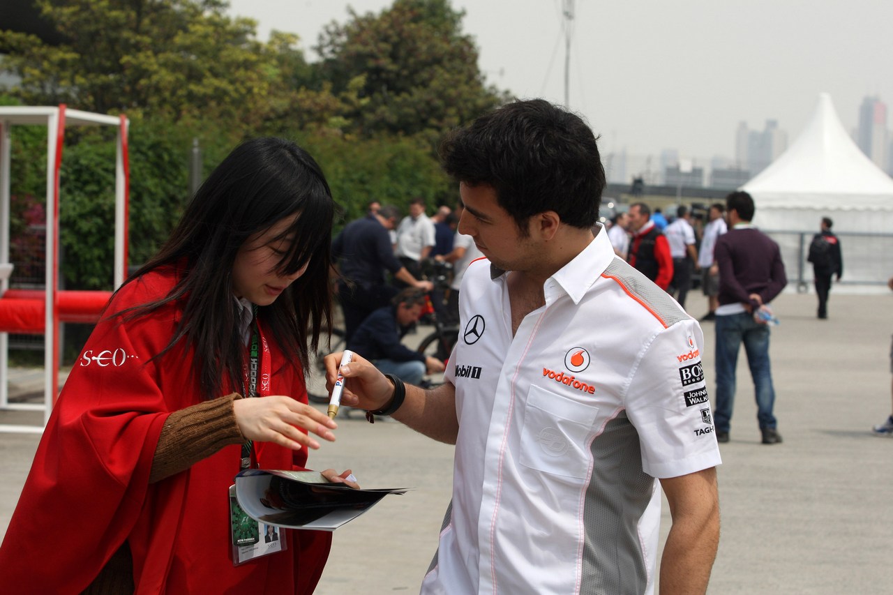 11.04.2013- Sergio Perez (MEX) McLaren MP4-28 with a fan.