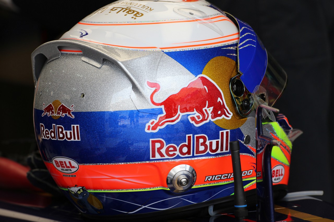 19.04.2013- Free Practice 1, The helmet of Daniel Ricciardo (AUS) Scuderia Toro Rosso STR8 