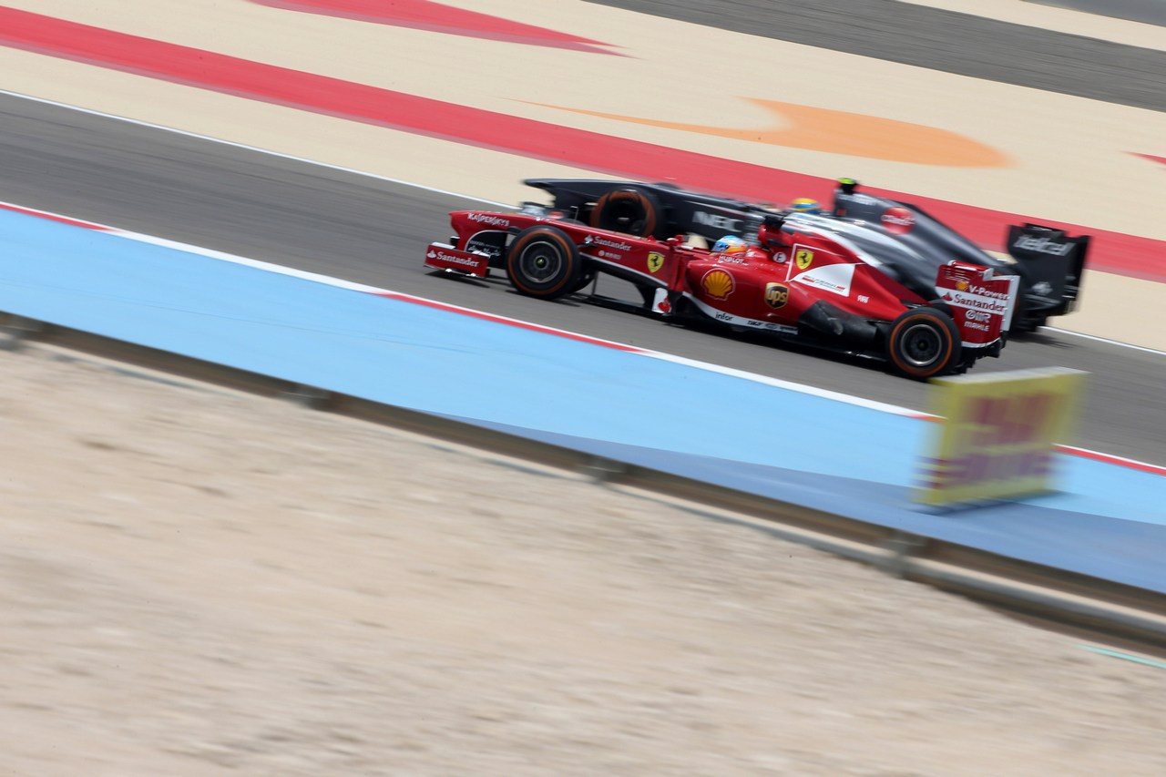 19.04.2013- Free Practice 1, Fernando Alonso (ESP) Scuderia Ferrari F138 and Esteban Gutierrez (MEX), Sauber F1 Team C32 