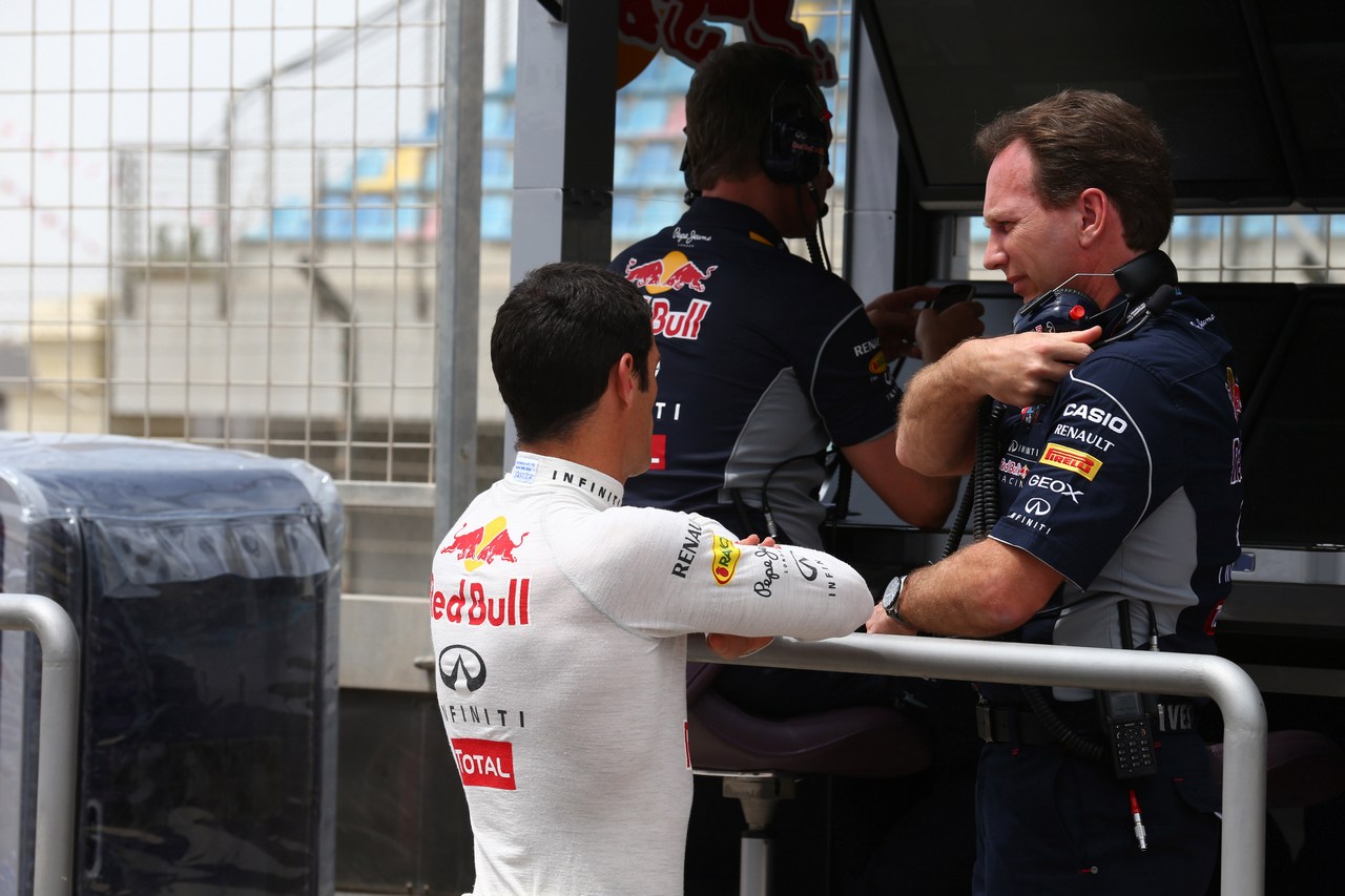 19.04.2013- Free Practice 1, Mark Webber (AUS) Red Bull Racing RB9 and Christian Horner (GBR), Red Bull Racing, Sporting Director 