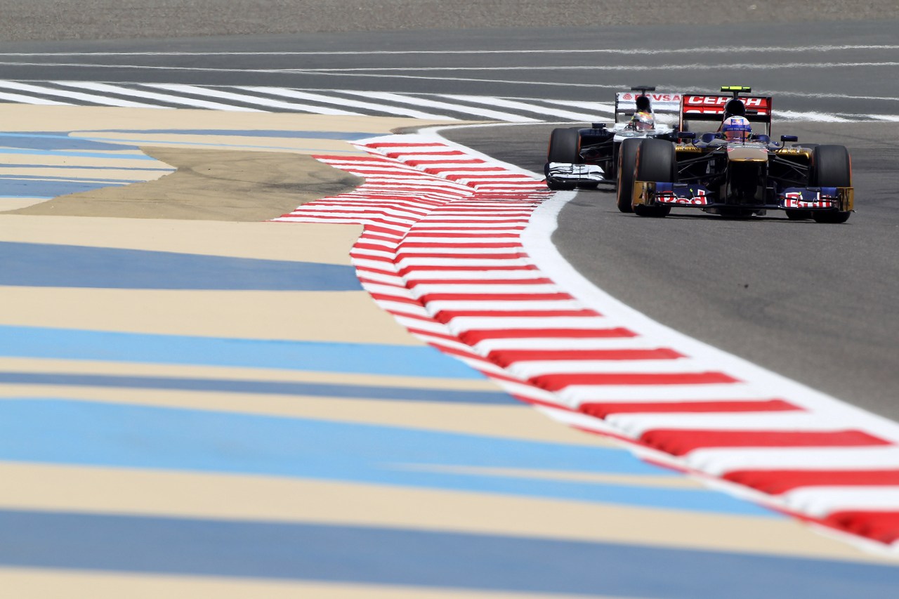 19.04.2013- Free Practice 1, Daniel Ricciardo (AUS) Scuderia Toro Rosso STR8 leads Pastor Maldonado (VEN) Williams F1 Team FW35 