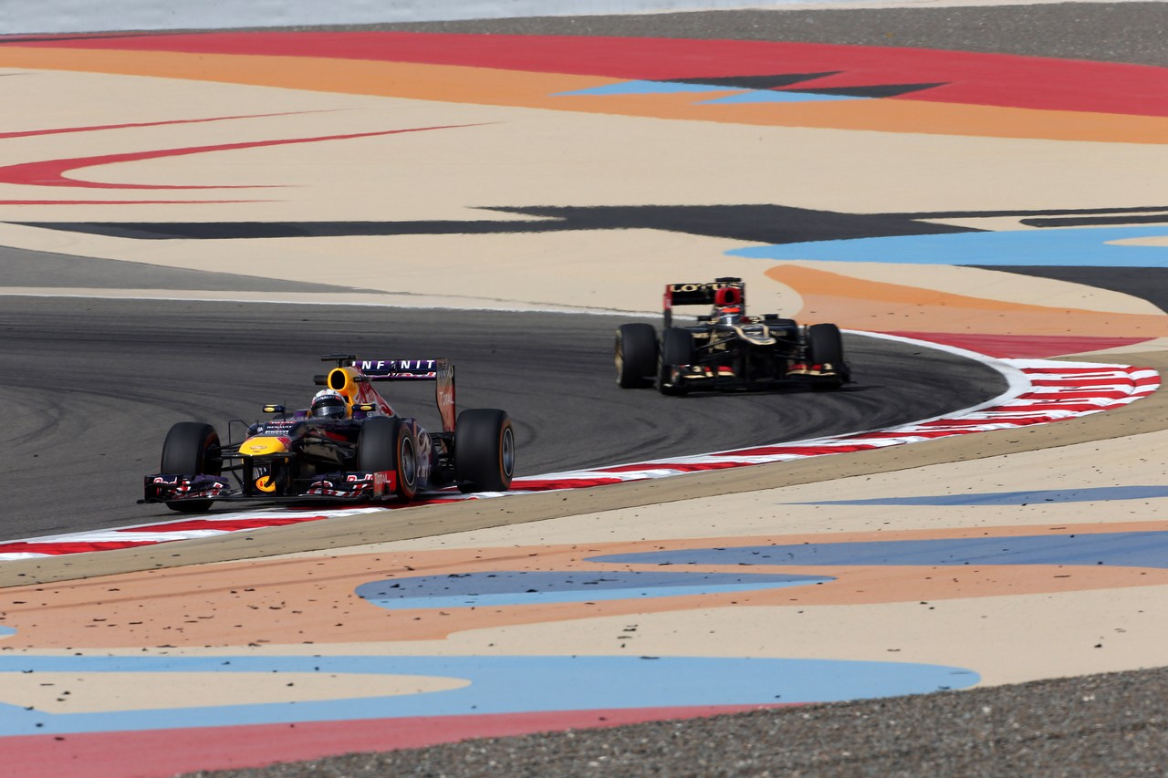 19.04.2013- Free Practice 2, Sebastian Vettel (GER) Red Bull Racing RB9 leads Kimi Raikkonen (FIN) Lotus F1 Team E21 