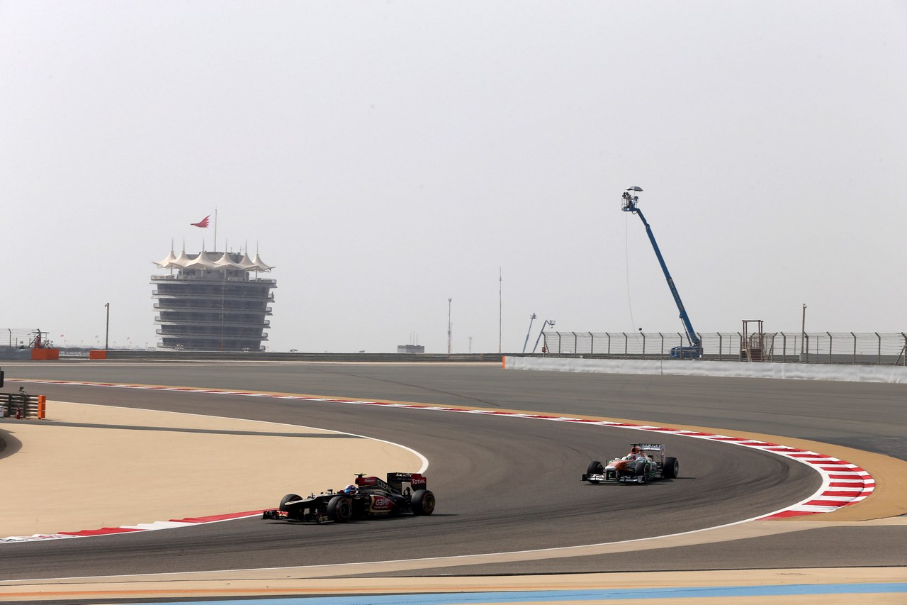 19.04.2013- Free Practice 2, Romain Grosjean (FRA) Lotus F1 Team E21 leads Paul di Resta (GBR) Sahara Force India F1 Team VJM06 