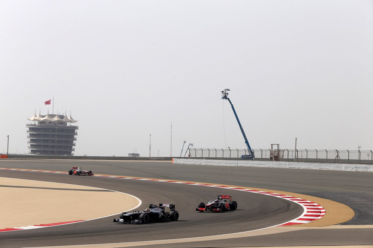 19.04.2013- Free Practice 2, Pastor Maldonado (VEN) Williams F1 Team FW35 leads Jenson Button (GBR) McLaren Mercedes MP4-28 