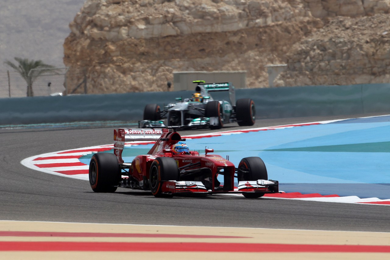 19.04.2013- Free Practice 1, Fernando Alonso (ESP) Scuderia Ferrari F138 leads Lewis Hamilton (GBR) Mercedes AMG F1 W04 