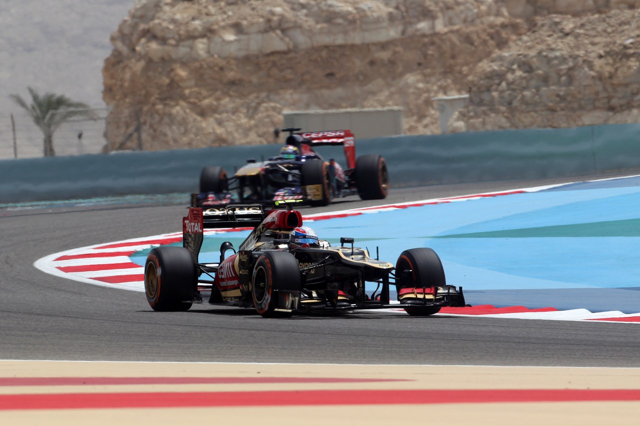 19.04.2013- Free Practice 1, Romain Grosjean (FRA) Lotus F1 Team E21 leads Jean-Eric Vergne (FRA) Scuderia Toro Rosso STR8 