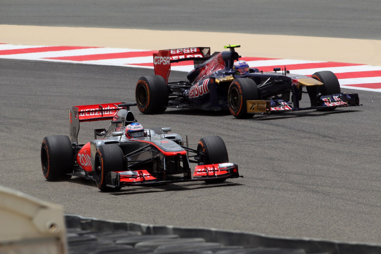 19.04.2013- Free Practice 1, Jenson Button (GBR) McLaren Mercedes MP4-28 and Daniel Ricciardo (AUS) Scuderia Toro Rosso STR8 