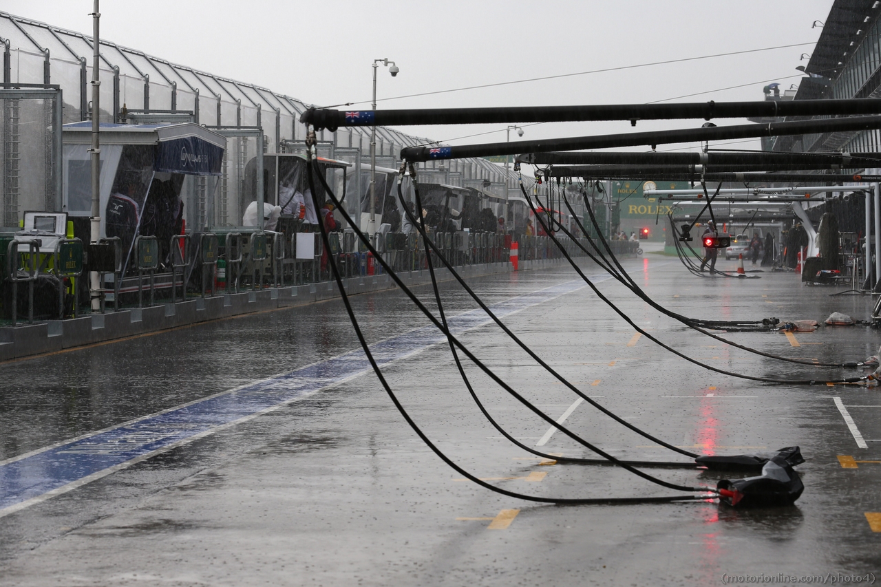 16.03.2013- Qualifying, Pit lane 