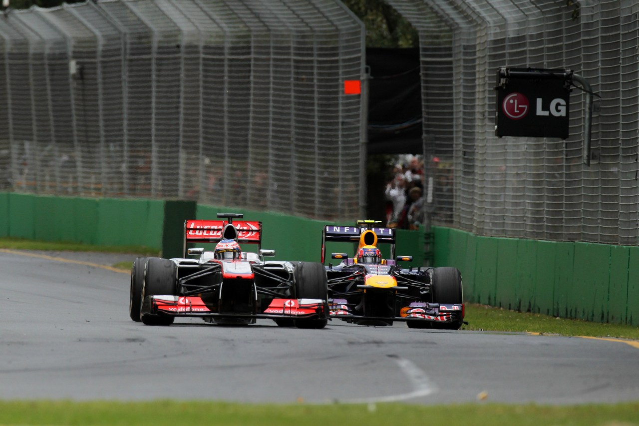 17.03.2013- Race, Jenson Button (GBR) McLaren Mercedes MP4-28 and Mark Webber (AUS) Red Bull Racing RB9 