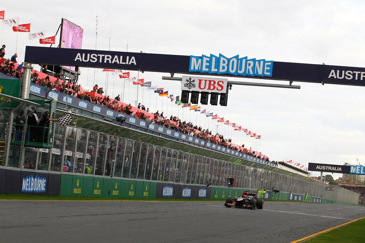 17.03.2013- Race, Chequered flag, Kimi Raikkonen (FIN) Lotus F1 Team E21 race winner