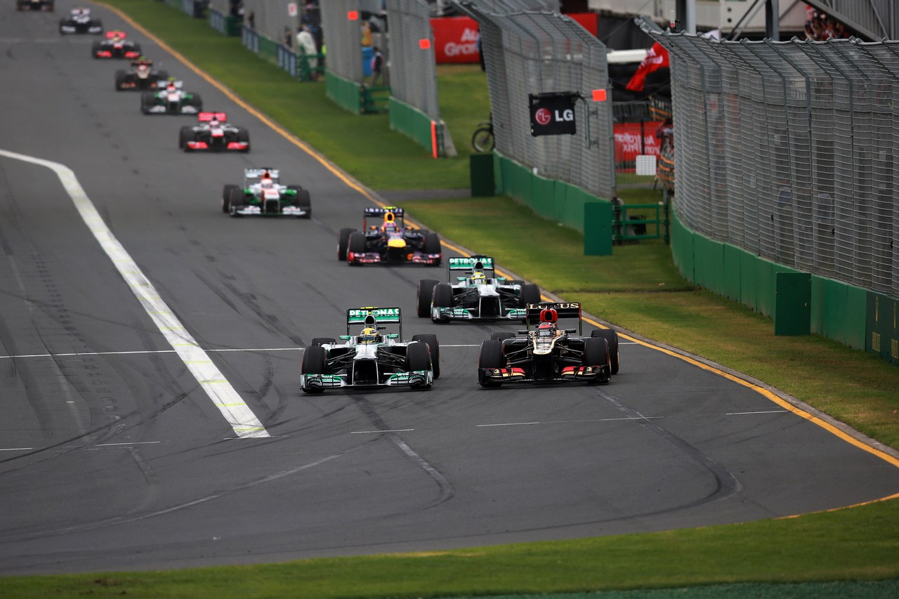 17.03.2013- Race, Lewis Hamilton (GBR) Mercedes AMG F1 W04 and Kimi Raikkonen (FIN) Lotus F1 Team E21 