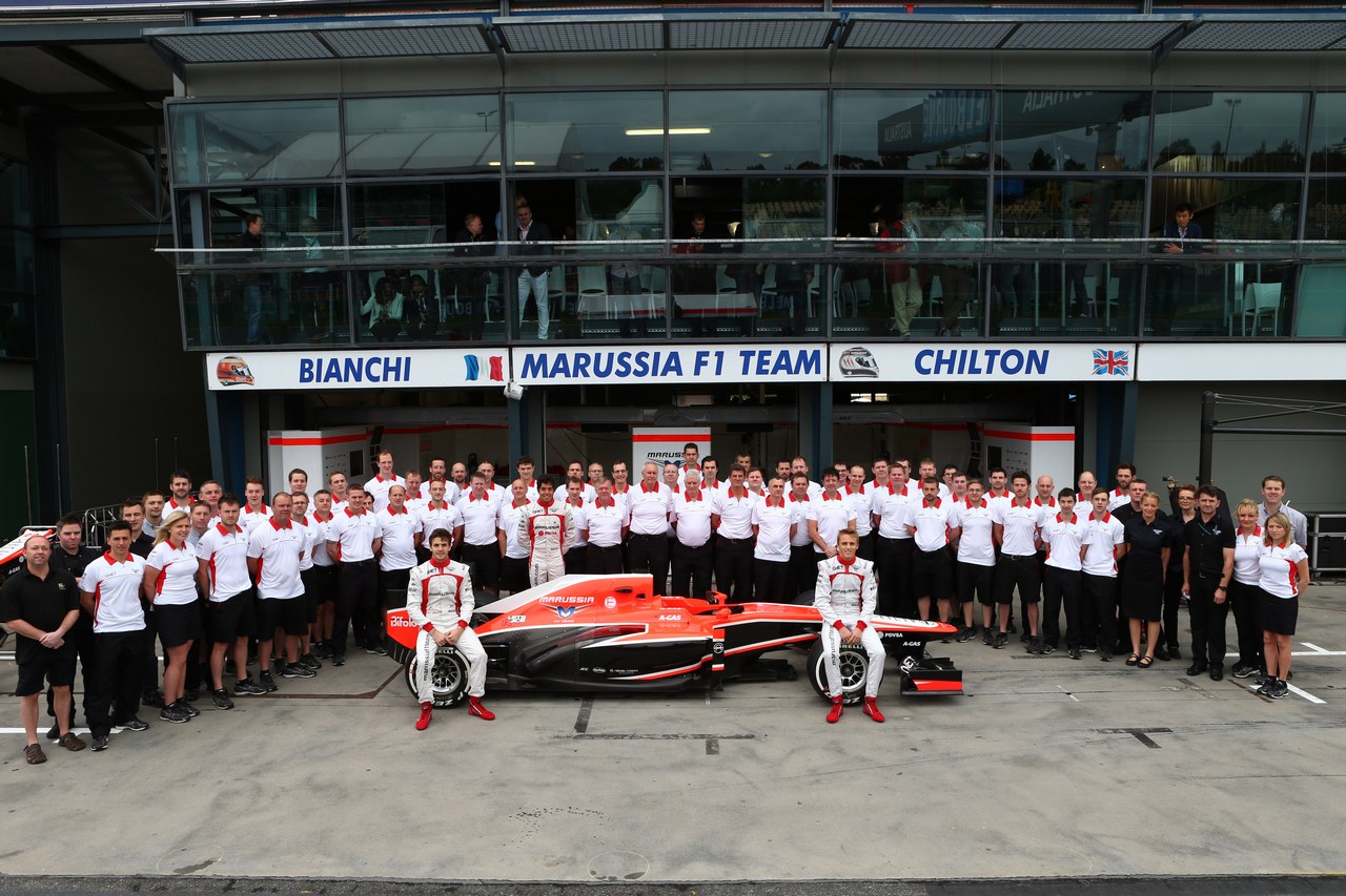 17.03.2013- Team picture, Jenson Button (GBR) McLaren Mercedes MP4-28 and Max Chilton (GBR), Marussia F1 Team MR02 