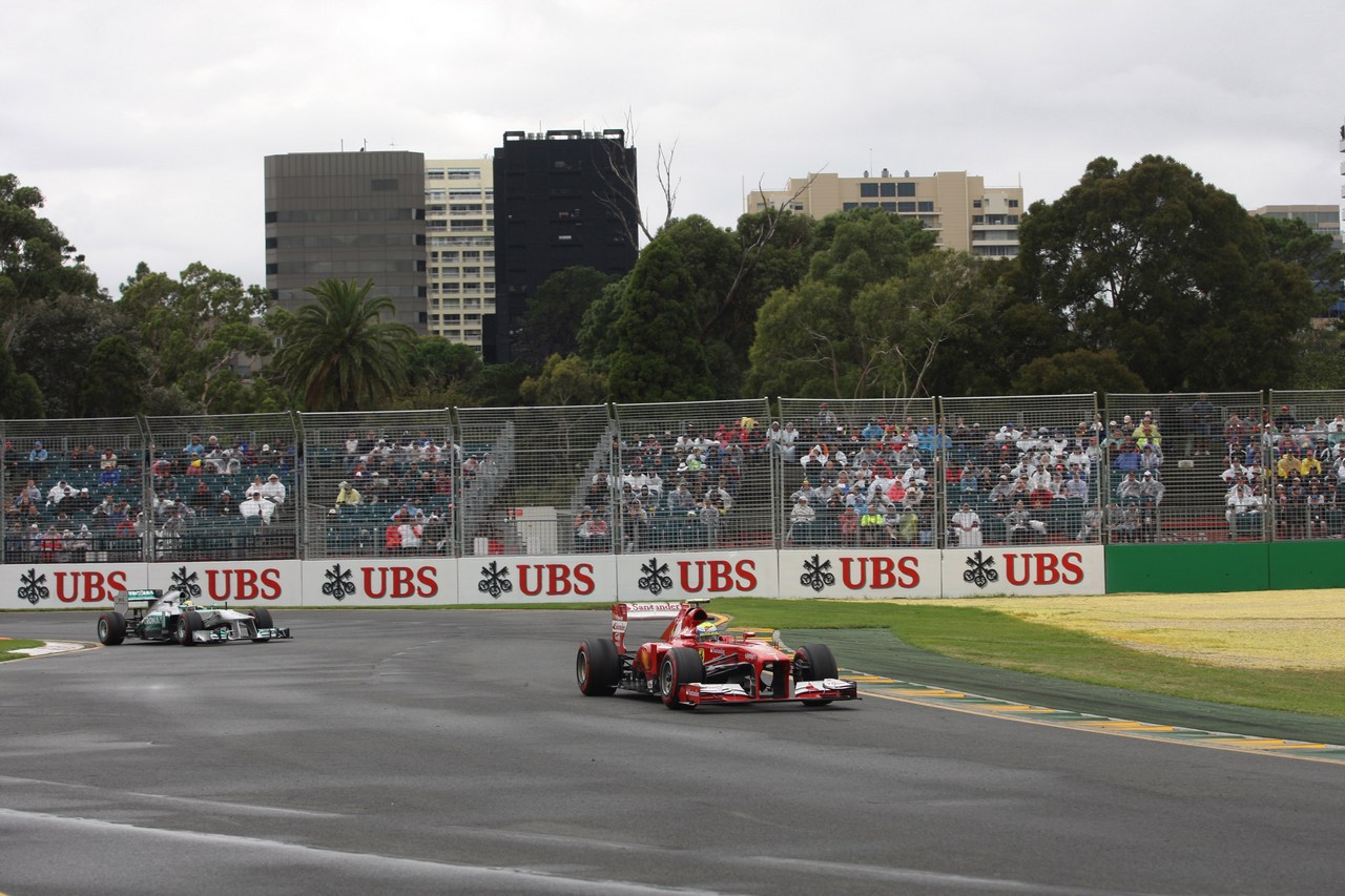 17.03.2013- Qualifying, Felipe Massa (BRA) Scuderia Ferrari F138 leads Lewis Hamilton (GBR) Mercedes AMG F1 W04 