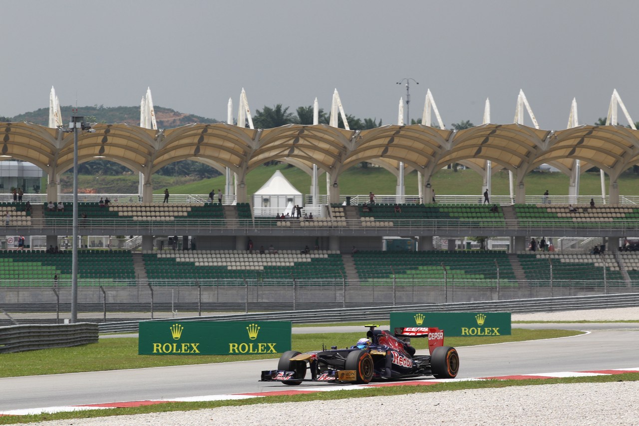 22.03.2013 - free practice 2, Daniel Ricciardo (AUS) Scuderia Toro Rosso STR8