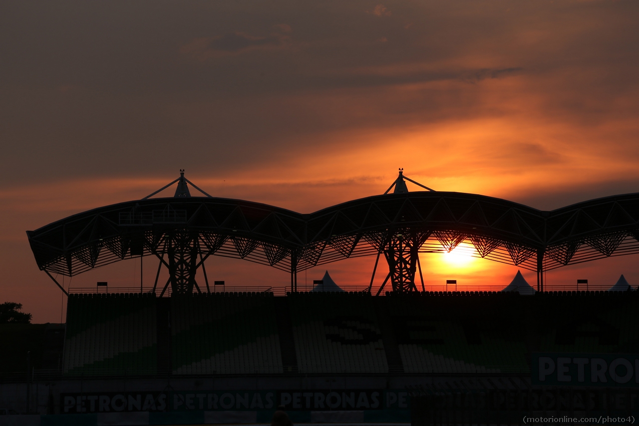 23.03.2013 - Sunset on Sepang Circuit