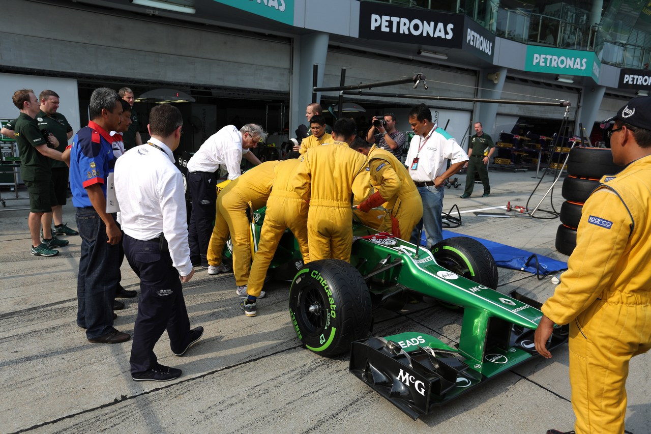 21.03.2013- Extraction Team is testing an intervent on Giedo Van der Garde (NED), Caterham F1 Team CT03 car