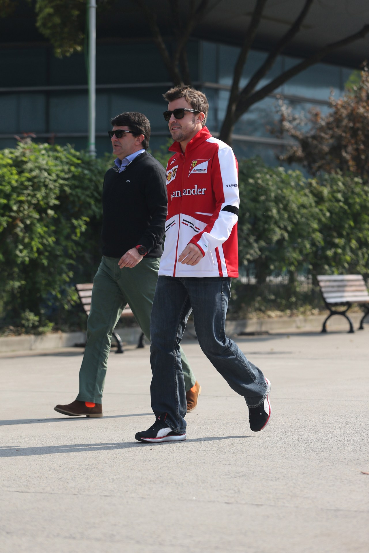 12.04.2013- Fernando Alonso (ESP) Scuderia Ferrari F138 and Luis Garcia Abad (ESP), manager of Fernando Alonso (ESP) 