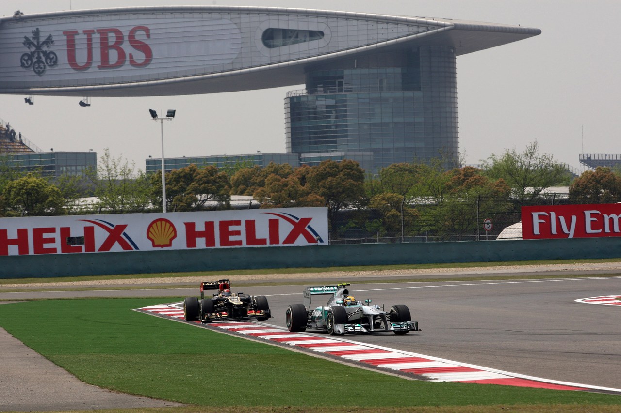 12.04.2013- Free Practice 1, Lewis Hamilton (GBR) Mercedes AMG F1 W04 leads Kimi Raikkonen (FIN) Lotus F1 Team E21 