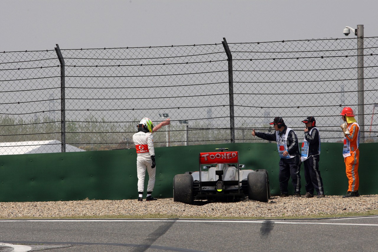 12.04.2013- Free Practice 1, Crash, Sergio Perez (MEX) McLaren MP4-28
