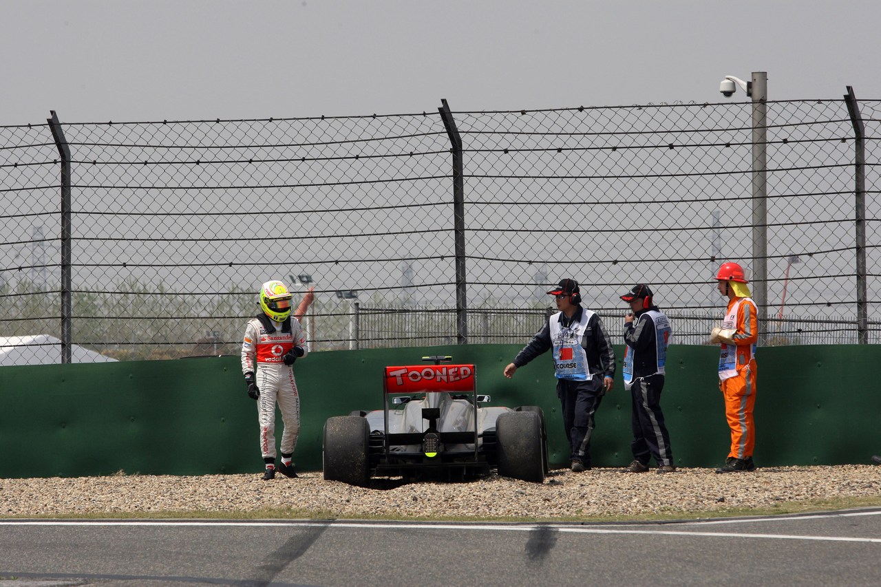 12.04.2013- Free Practice 1, Crash, Sergio Perez (MEX) McLaren MP4-28 