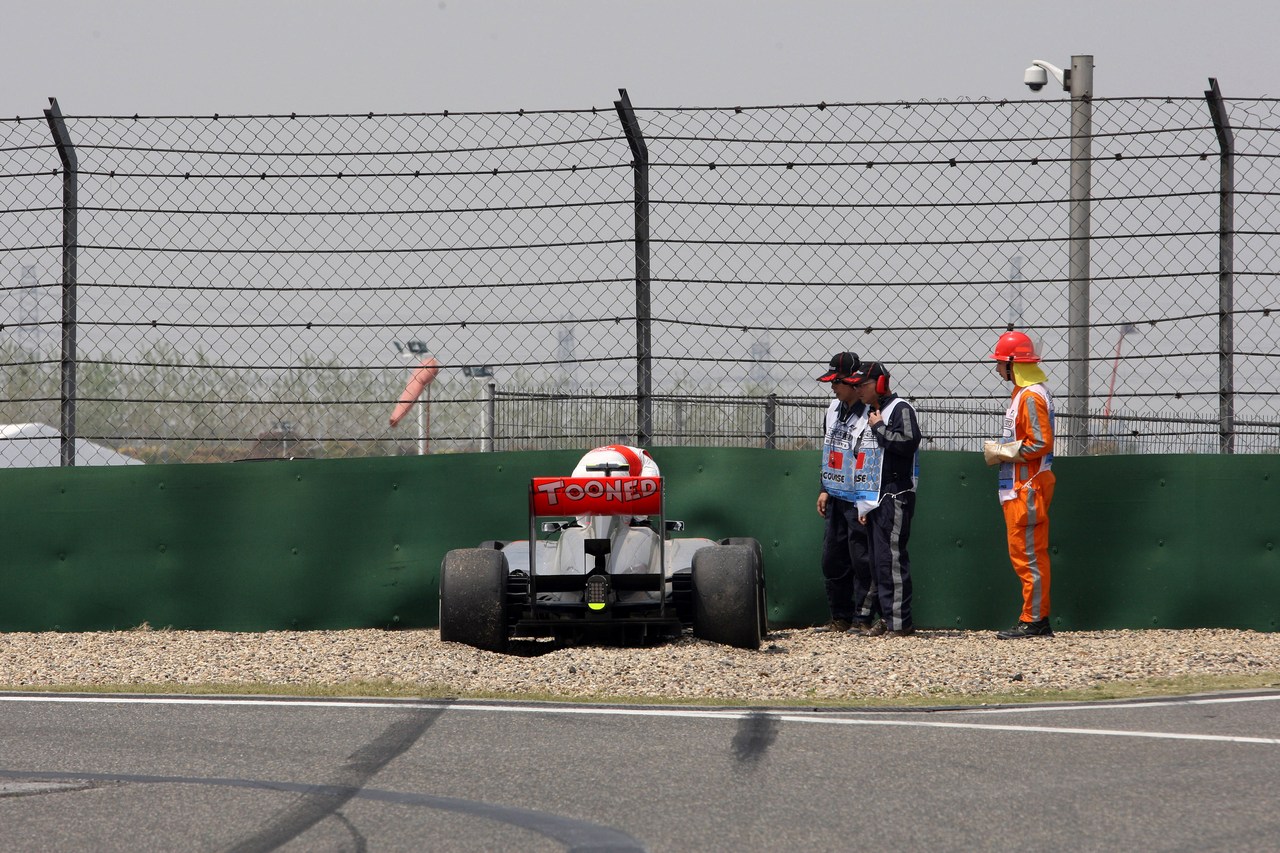12.04.2013- Free Practice 1, Crash, Sergio Perez (MEX) McLaren MP4-28
