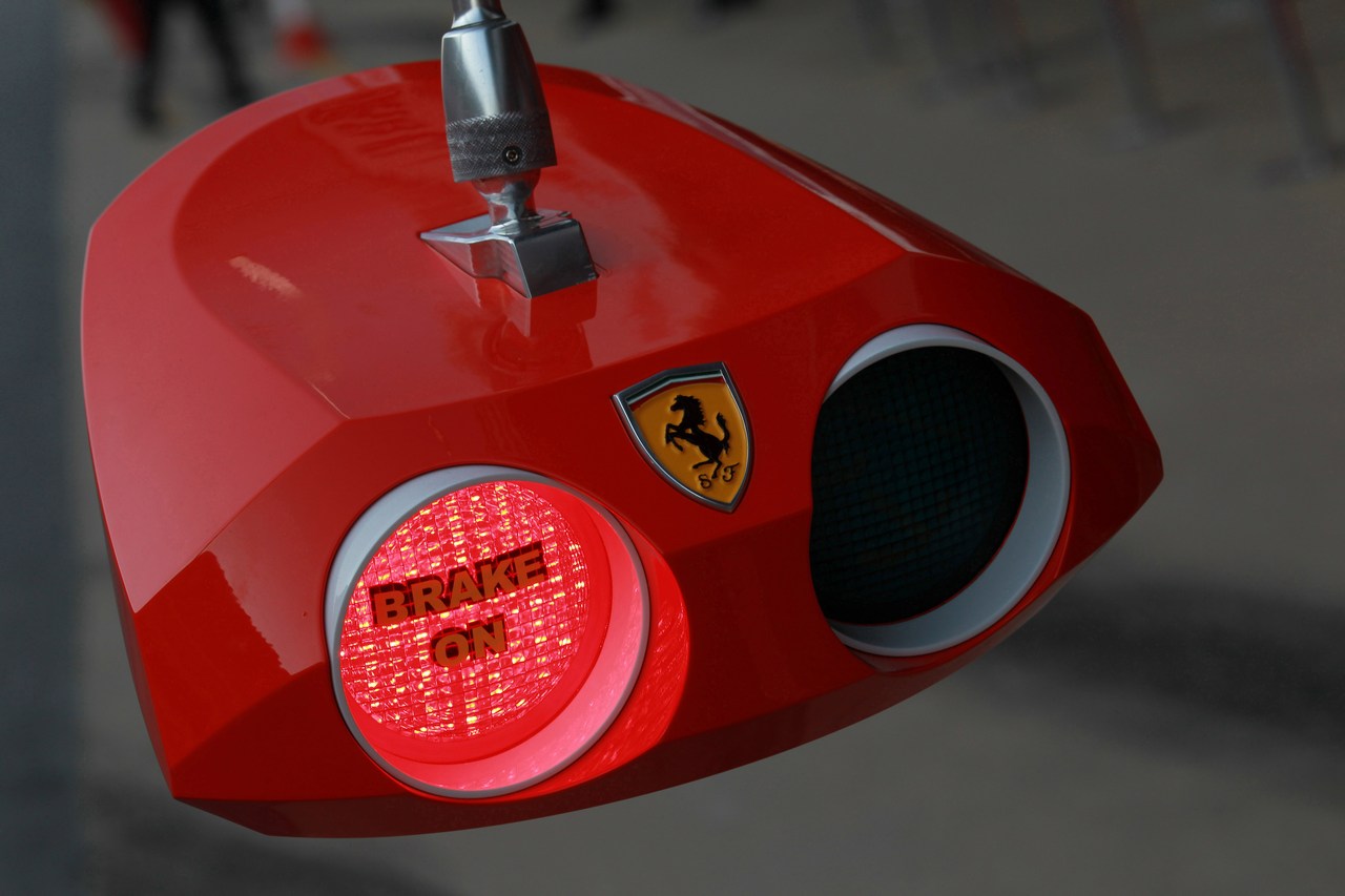 01.03.2012 
Ferrari pit stop lights 