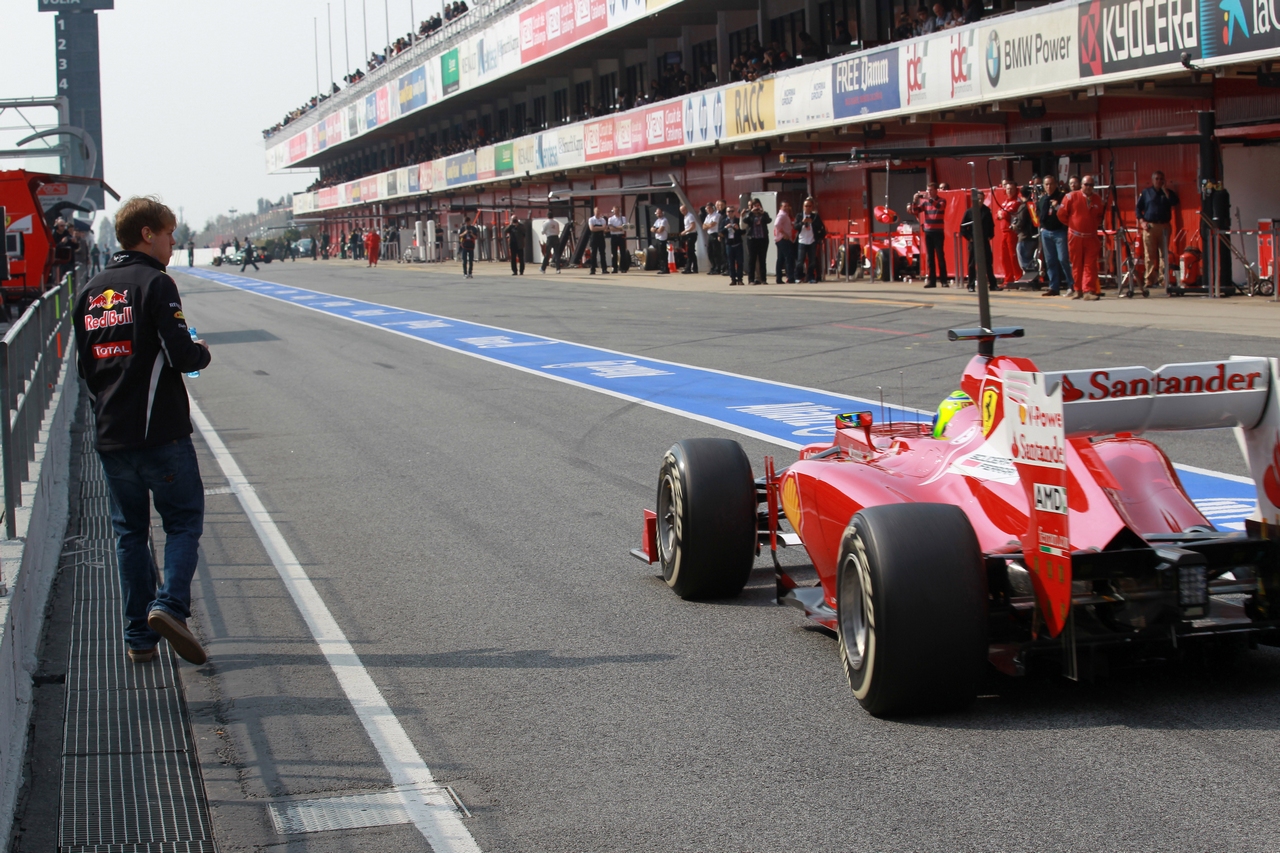 03.03.2012
Sebastian Vettel (GER), Red Bull Racing watches Felipe Massa (BRA), Scuderia Ferrari - Formula 1 Testing, day 3 - Formula 1 World Championship 