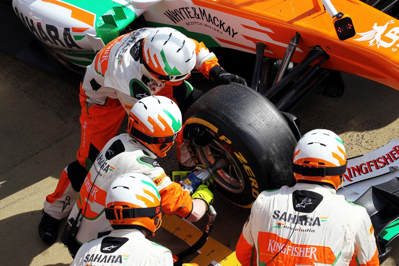 Adrian Sutil (GER) Sahara Force India VJM06 practices pit stops.
02.03.2013. 