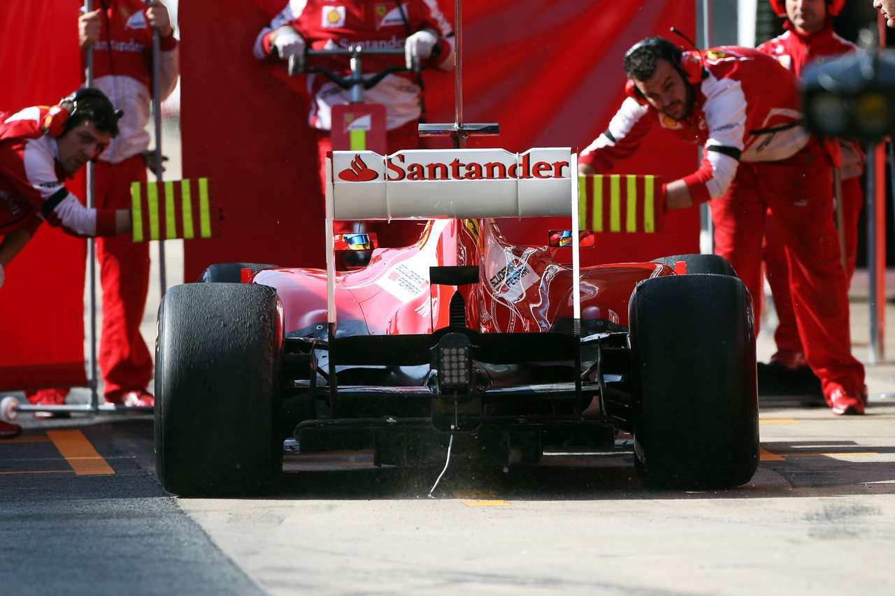 Fernando Alonso (ESP) Ferrari F138 with cable hanging.
03.03.2013. 